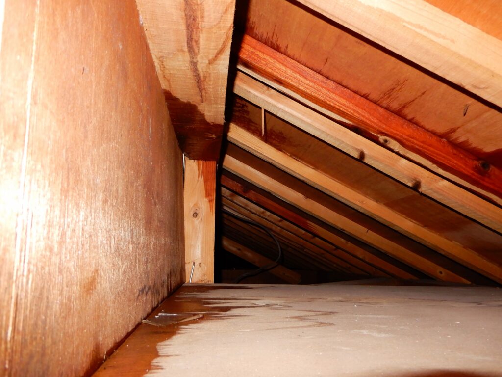 住まいの経年劣化は雨漏りのサイン