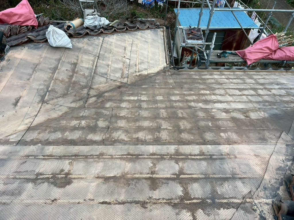 屋根材を取り外して確認した屋根の下地